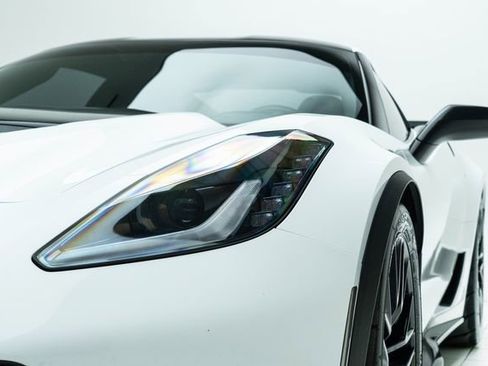 Used 2015 Chevrolet Corvette Z06 w/ 3LZ Preferred Equipment Group image 11