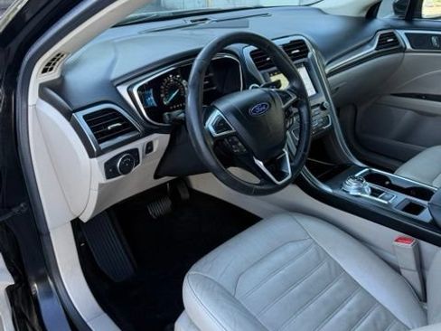 Used 2017 Ford Fusion SE w/ Fusion SE Technology Package AWD/4WD image 14