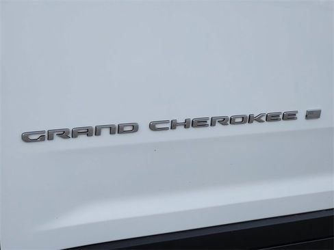 Used 2023 Jeep Grand Cherokee L Laredo image 11