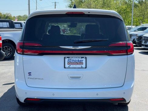 Used 2024 Chrysler Pacifica Touring-L FWD image 4