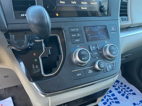 Used 2017 Toyota Sienna LE image 29