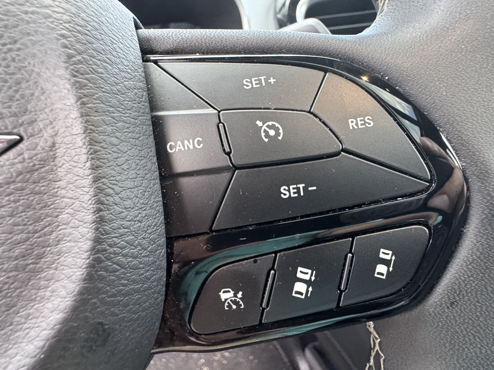 Used 2025 Chrysler Pacifica Limited FWD image 34