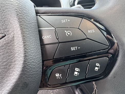 Used 2025 Chrysler Pacifica Limited FWD image 34