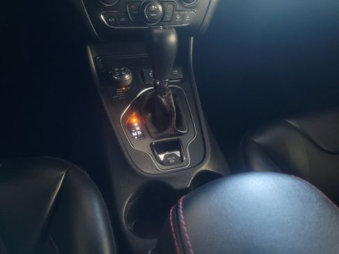 Used 2019 Jeep Cherokee Trailhawk AWD/4WD image 26