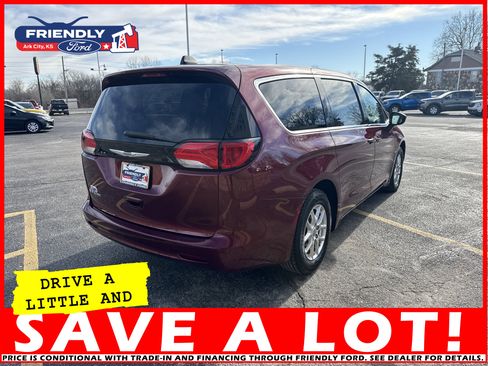 Used 2023 Chrysler Voyager LX image 7