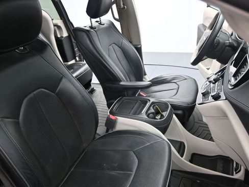 Used 2017 Chrysler Pacifica Platinum image 12