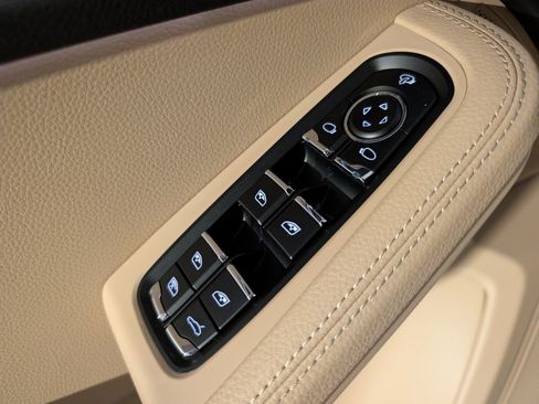 Certified 2025 Porsche Macan image 22