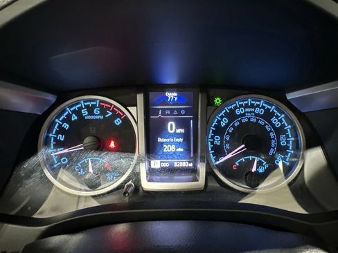Used 2022 Toyota Tacoma SR5 AWD/4WD image 9