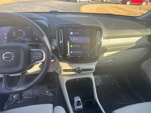 Certified 2025 Volvo XC40 B5 Plus w/ Protection Package Premier image 21