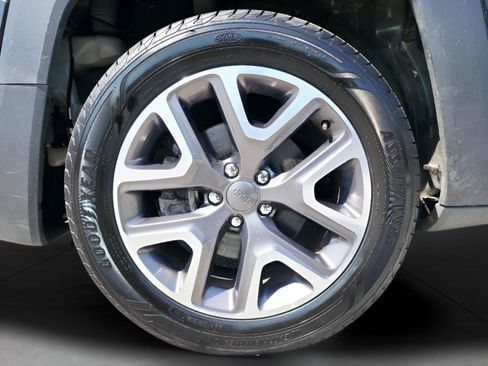 Used 2015 Jeep Renegade Latitude FWD image 34