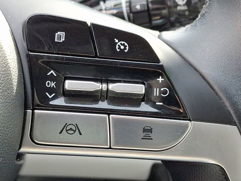 Used 2023 Hyundai Elantra Limited image 24