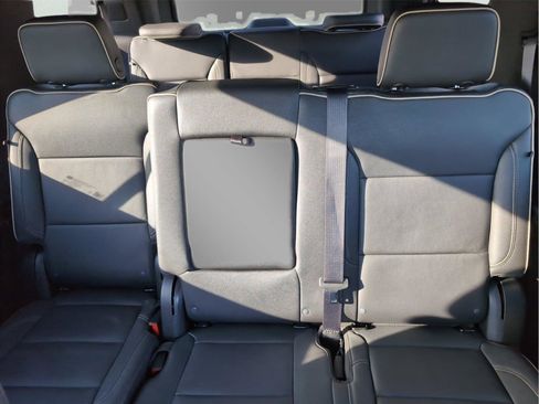 Used 2023 GMC Yukon SLT w/ SLT Premium Package image 32