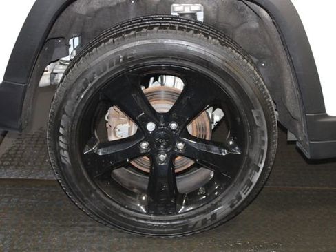 Used 2024 Jeep Grand Cherokee Altitude AWD/4WD image 37