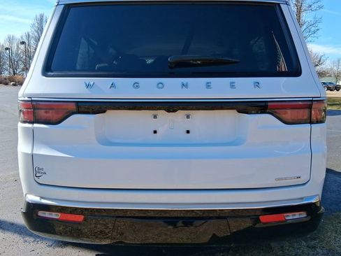 Used 2024 Jeep Wagoneer L Series III w/ Flexible Seating Group image 4