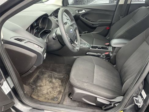 Used 2018 Ford Focus SE w/ SE Appearance Package image 9