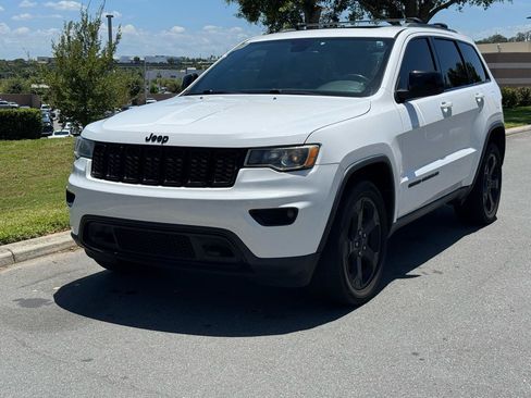 Used 2018 Jeep Grand Cherokee Laredo AWD/4WD image 3