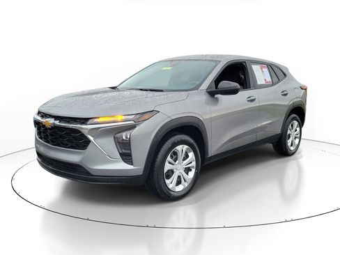 Used 2024 Chevrolet Trax LS w/ Driver Confidence Package FWD image 2