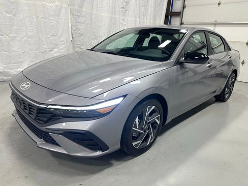 Used 2025 Hyundai Elantra Sport image 3