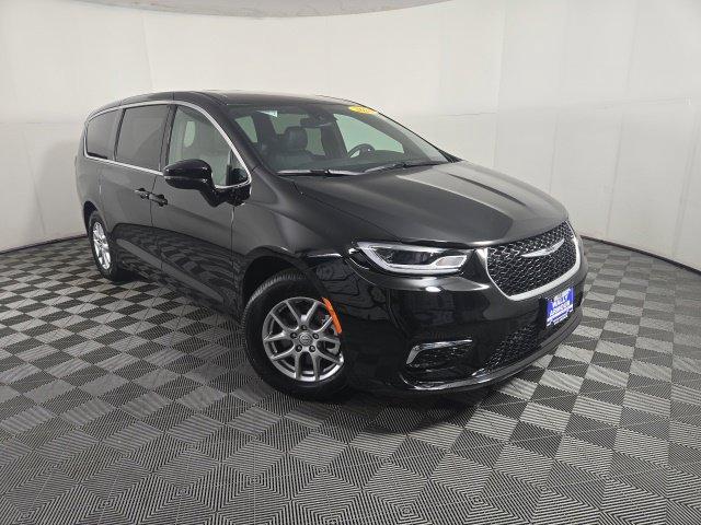 Used 2026 Chrysler Pacifica Select FWD image 1