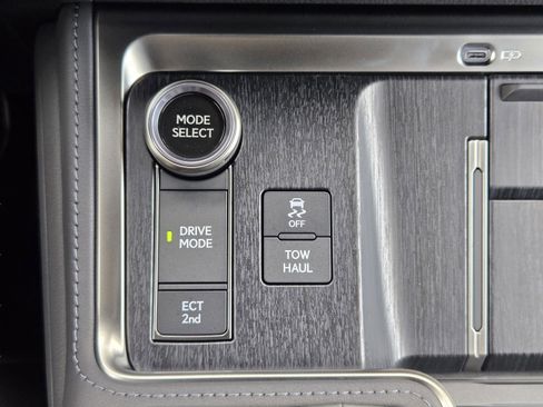 Used 2026 Lexus GX 550 w/ Accessory Package (2T) AWD/4WD image 16