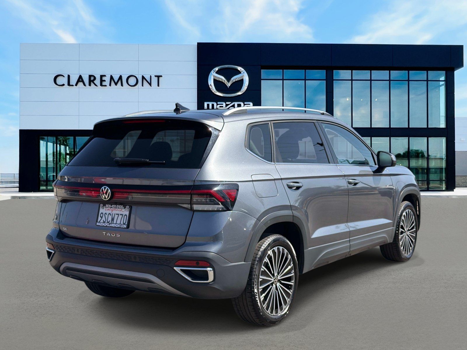 Used 2025 Volkswagen Taos SE FWD image 5