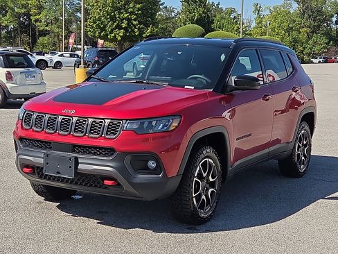 Used 2025 Jeep Compass Trailhawk AWD/4WD image 2