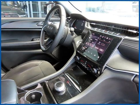 Used 2023 Jeep Grand Cherokee Altitude AWD/4WD image 8