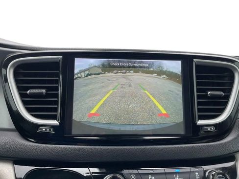 Used 2023 Chrysler Pacifica Touring-L image 24