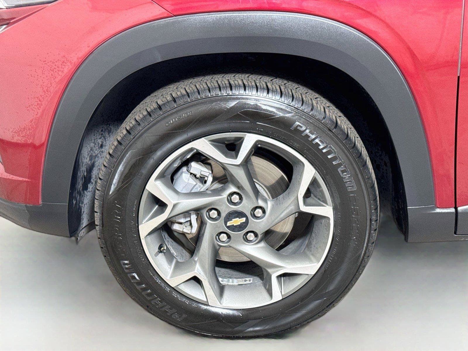Used 2025 Chevrolet Trax LT FWD image 27