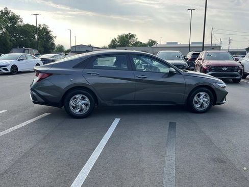 New 2026 Hyundai Elantra SE FWD image 4