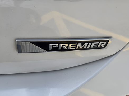 Used 2018 Chevrolet Equinox Premier FWD image 31