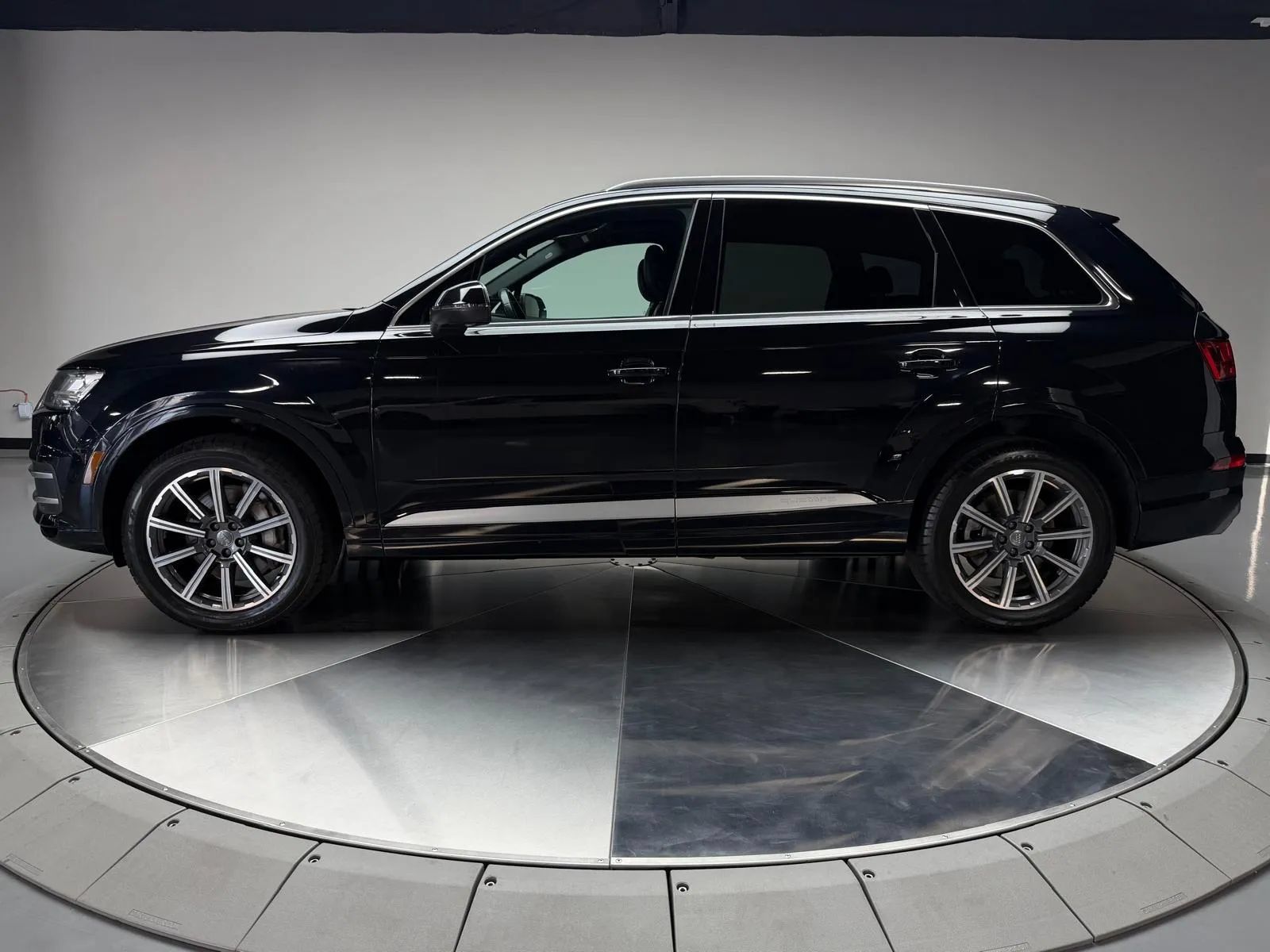 Used 2017 Audi Q7 3.0T Premium Plus w/ Premium Plus Package AWD/4WD image 4