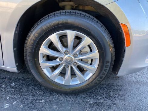 Used 2019 Chrysler Pacifica LX w/ Tire & Wheel Group FWD image 19