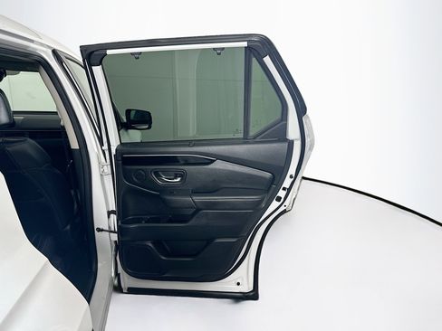 Used 2025 Honda Pilot EX-L image 31