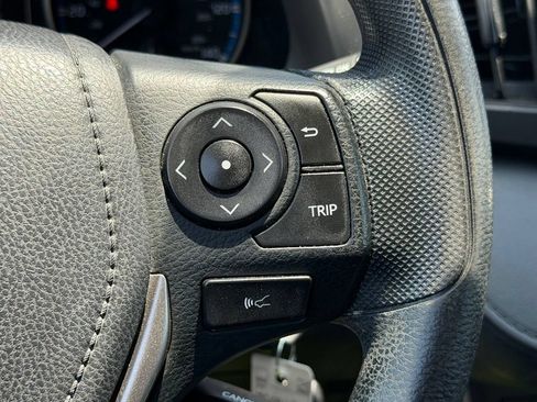 Used 2018 Toyota RAV4 LE FWD image 14