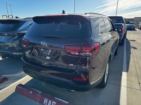 Used 2019 Kia Sorento LX w/ LX Convenience Package image 4