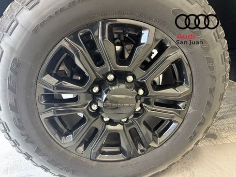 Used 2022 GMC Sierra 2500 Denali w/ Denali Black Diamond Edition image 6