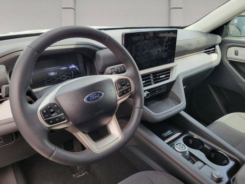 Used 2025 Ford Explorer Active image 3