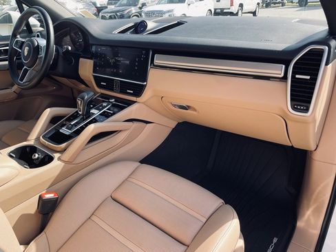 Used 2023 Porsche Cayenne Platinum Edition image 31