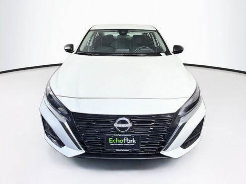 Used 2025 Nissan Altima 2.5 SV FWD image 2