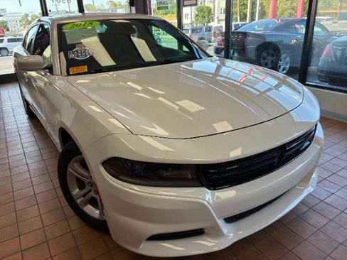 Used 2018 Dodge Charger SXT image 1