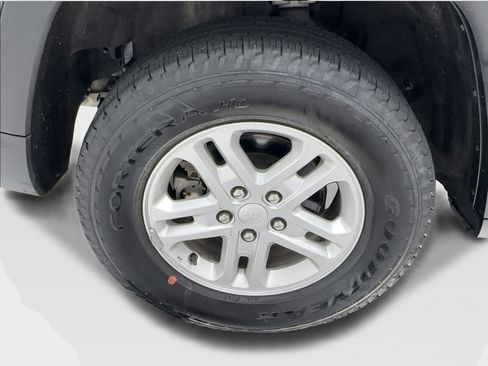 Used 2024 Jeep Grand Cherokee Laredo AWD/4WD image 14