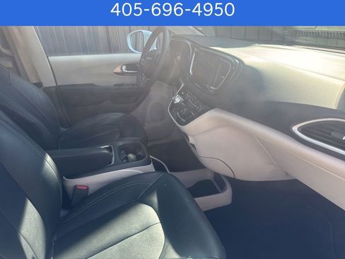 Used 2022 Chrysler Pacifica Touring-L image 52