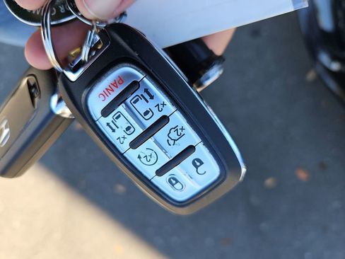 Used 2024 Chrysler Pacifica Touring-L image 37