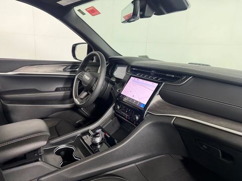 Used 2025 Jeep Grand Cherokee Limited 4xe AWD/4WD image 32