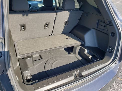 Used 2022 Chevrolet Equinox LT w/ Driver Convenience Package image 11