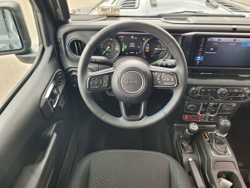Used 2025 Jeep Wrangler Unlimited Rubicon 4xe w/ Convenience Group AWD/4WD image 11