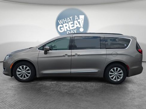 Used 2017 Chrysler Pacifica Touring-L FWD image 7