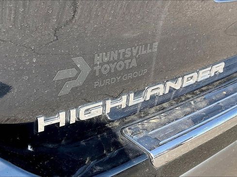 Used 2024 Toyota Highlander Platinum image 10
