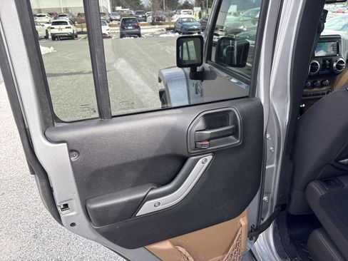 Used 2017 Jeep Wrangler Unlimited Sahara image 9